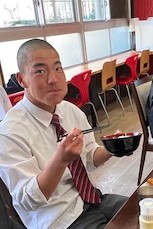 雨上がり新緑の月曜日の昼