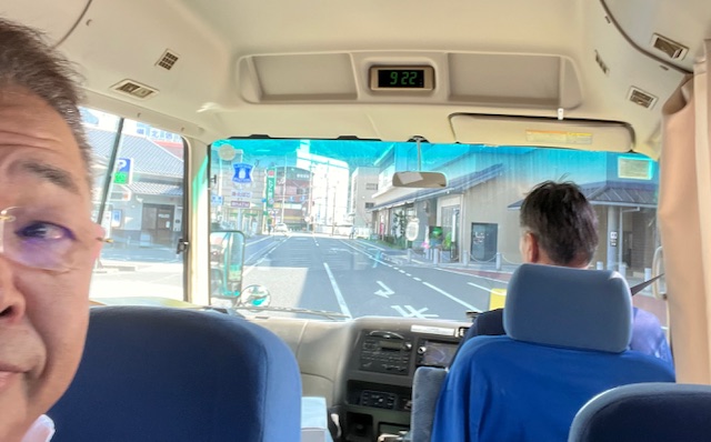 校長マイクロバスを操る