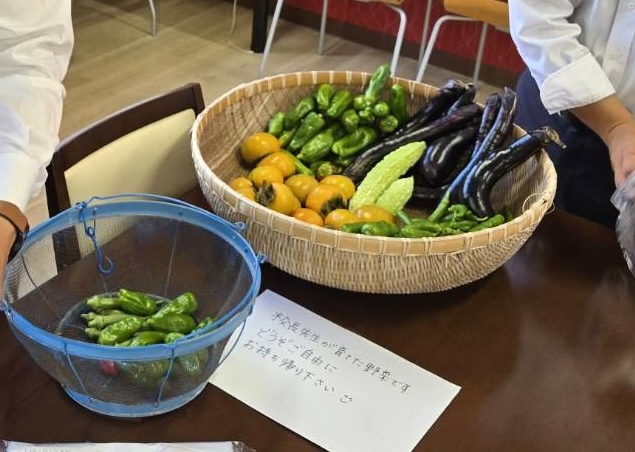 学校校長菜園で育った野菜を・・・