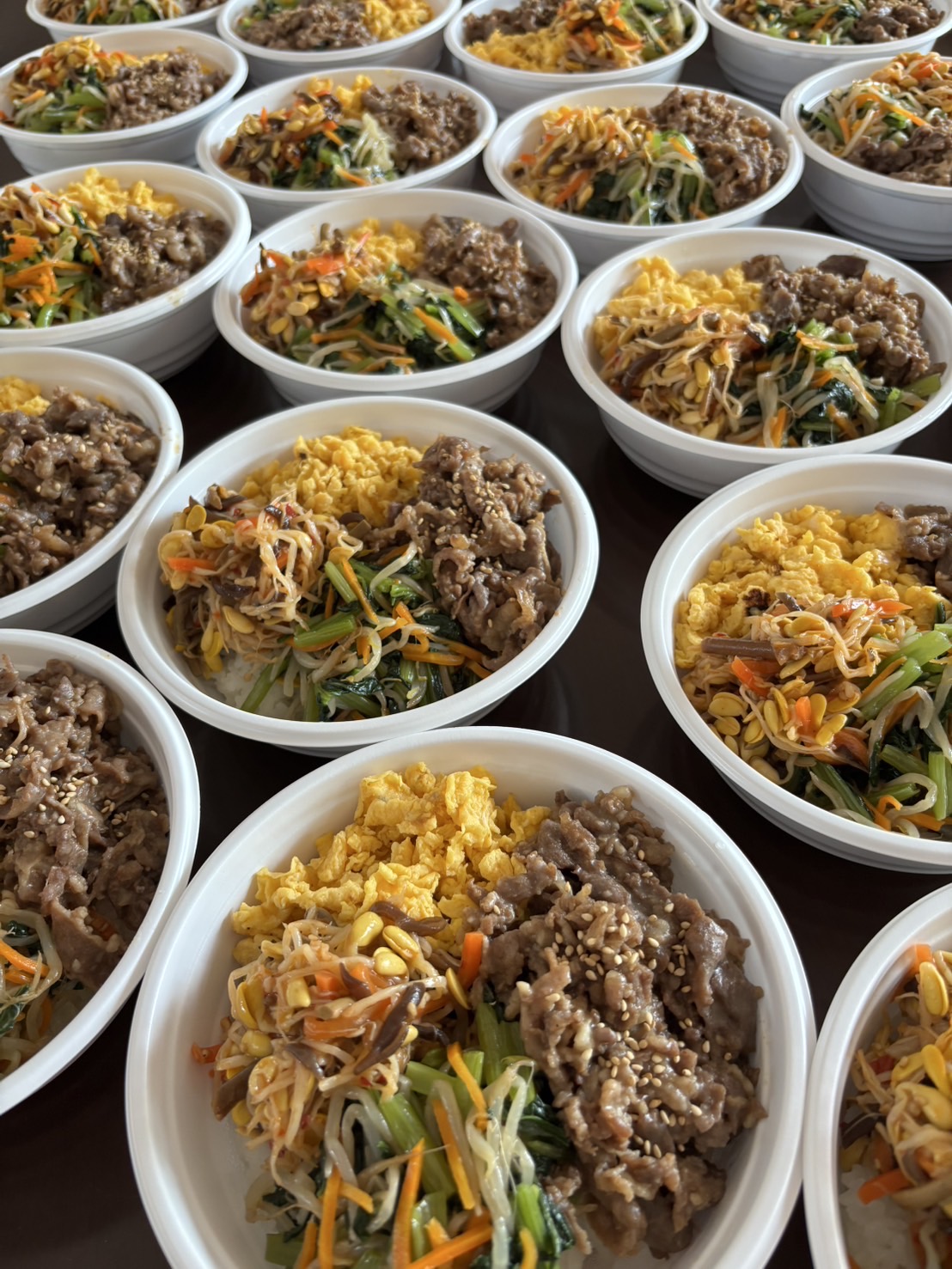 ボリュームたっぷりの丼弁当